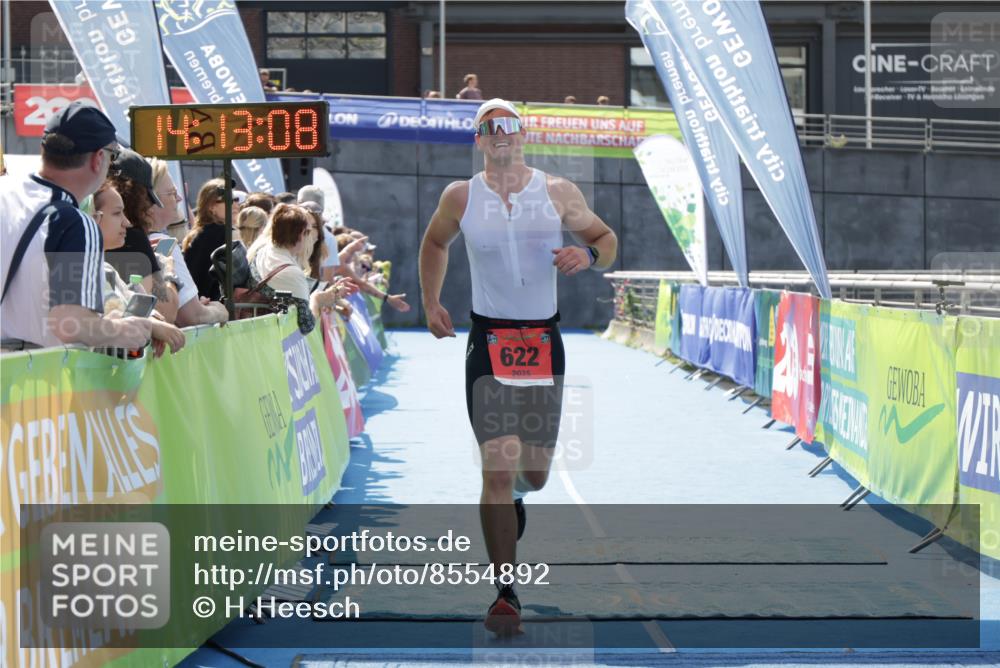 10.08.2025 - GEWOBA Citytriathlon Bremen H.Heesch http://msf.ph/oto/8554892 10.08.2025 14:13:11 Ziel 622 meine-sportfotos.de