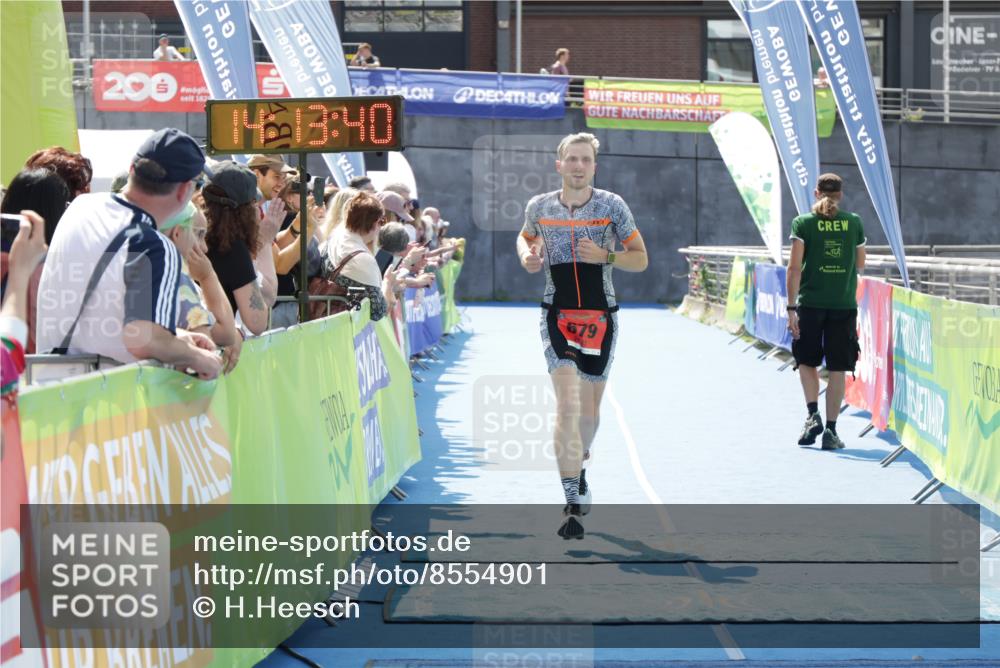 10.08.2025 - GEWOBA Citytriathlon Bremen H.Heesch http://msf.ph/oto/8554901 10.08.2025 14:13:44 Ziel 679 meine-sportfotos.de