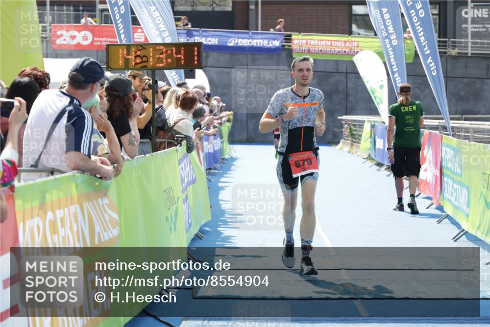 10.08.2025 - GEWOBA Citytriathlon Bremen H.Heesch http://msf.ph/oto/8554904 10.08.2025 14:13:44 Ziel 679 meine-sportfotos.de