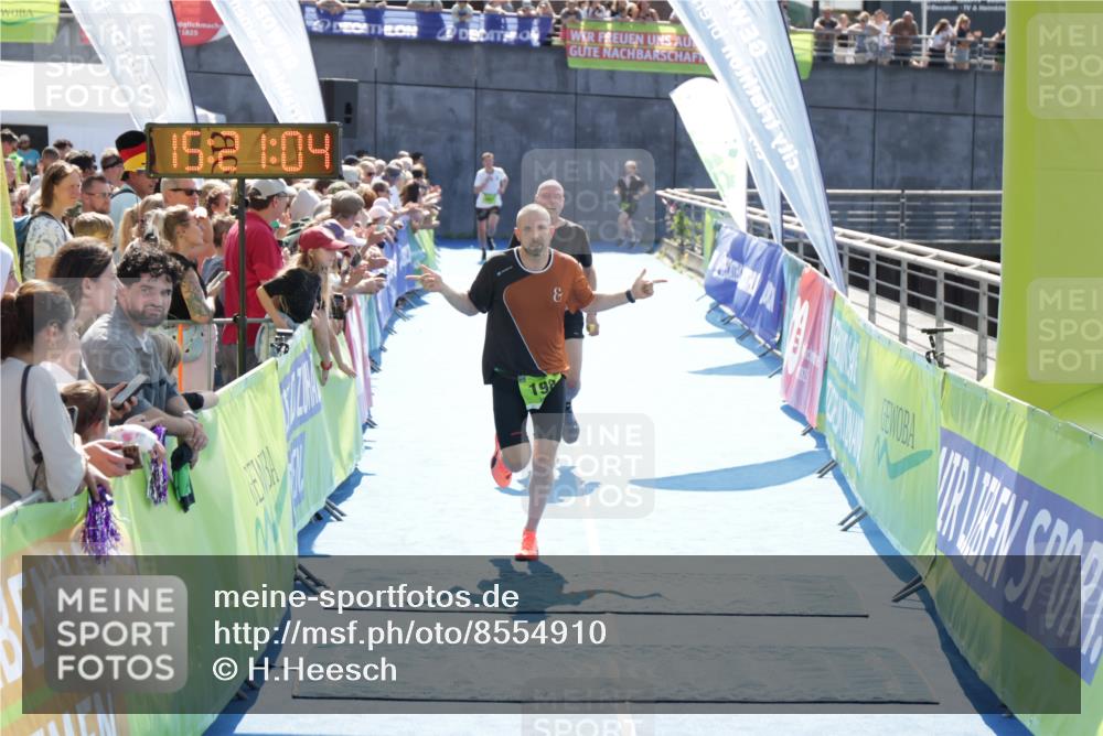 10.08.2025 - GEWOBA Citytriathlon Bremen H.Heesch http://msf.ph/oto/8554910 10.08.2025 15:21:08 Ziel 198, 272 meine-sportfotos.de