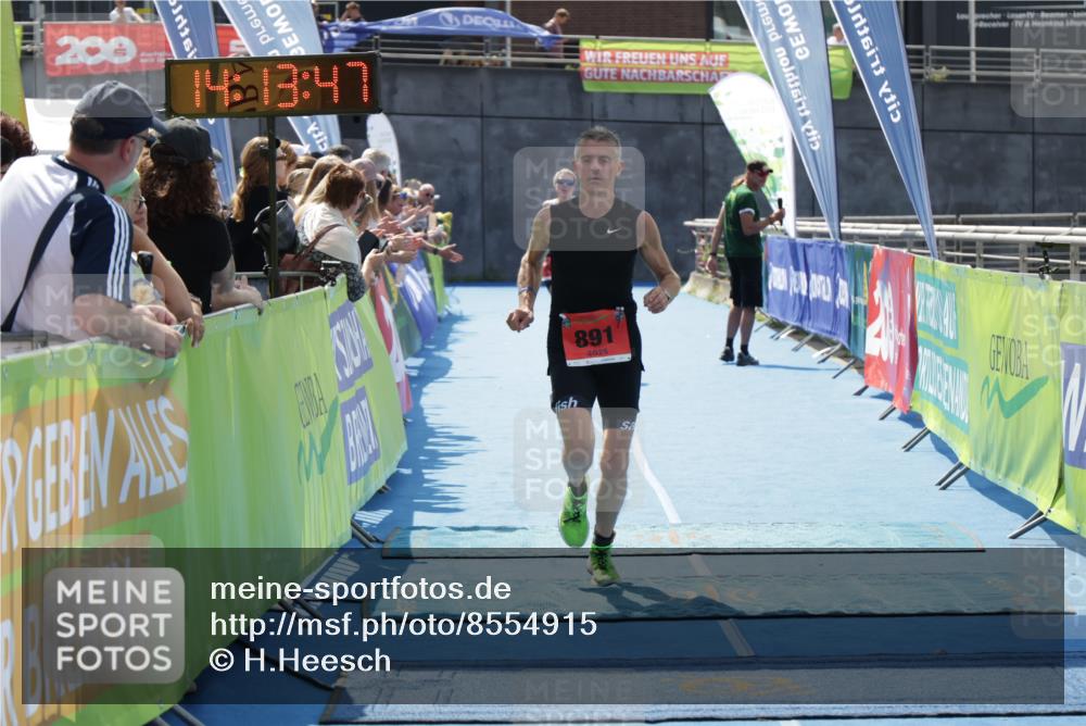 10.08.2025 - GEWOBA Citytriathlon Bremen H.Heesch http://msf.ph/oto/8554915 10.08.2025 14:13:51 Ziel 679, 891, 966 meine-sportfotos.de