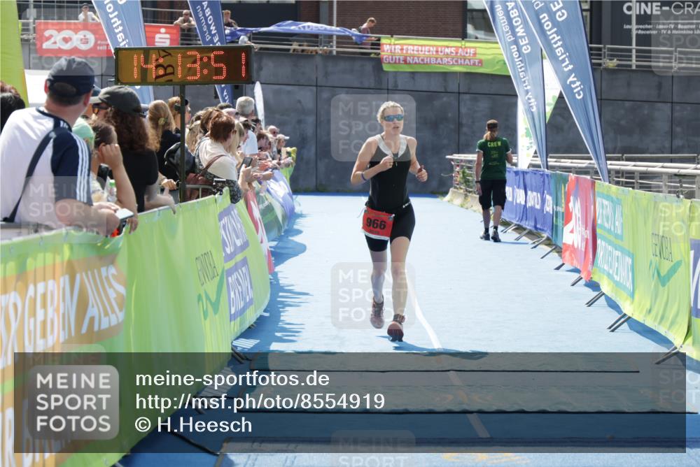 10.08.2025 - GEWOBA Citytriathlon Bremen H.Heesch http://msf.ph/oto/8554919 10.08.2025 14:13:54 Ziel 891, 966 meine-sportfotos.de