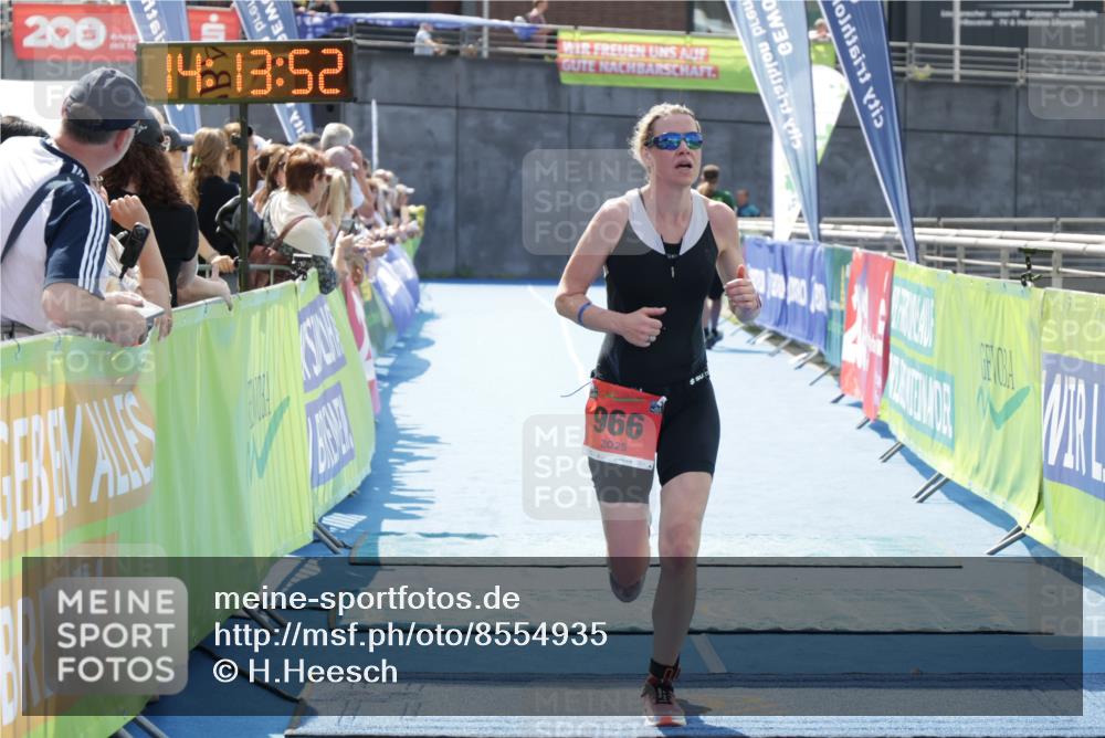 10.08.2025 - GEWOBA Citytriathlon Bremen H.Heesch http://msf.ph/oto/8554935 10.08.2025 14:13:56 Ziel 891, 966 meine-sportfotos.de