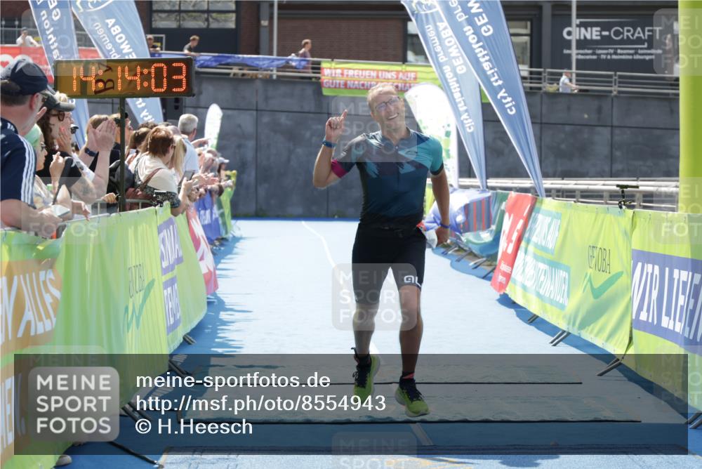 10.08.2025 - GEWOBA Citytriathlon Bremen H.Heesch http://msf.ph/oto/8554943 10.08.2025 14:14:06 Ziel 834 meine-sportfotos.de