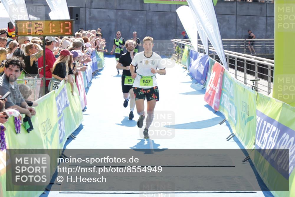 10.08.2025 - GEWOBA Citytriathlon Bremen H.Heesch http://msf.ph/oto/8554949 10.08.2025 15:21:17 Ziel 90, 147, 272 meine-sportfotos.de