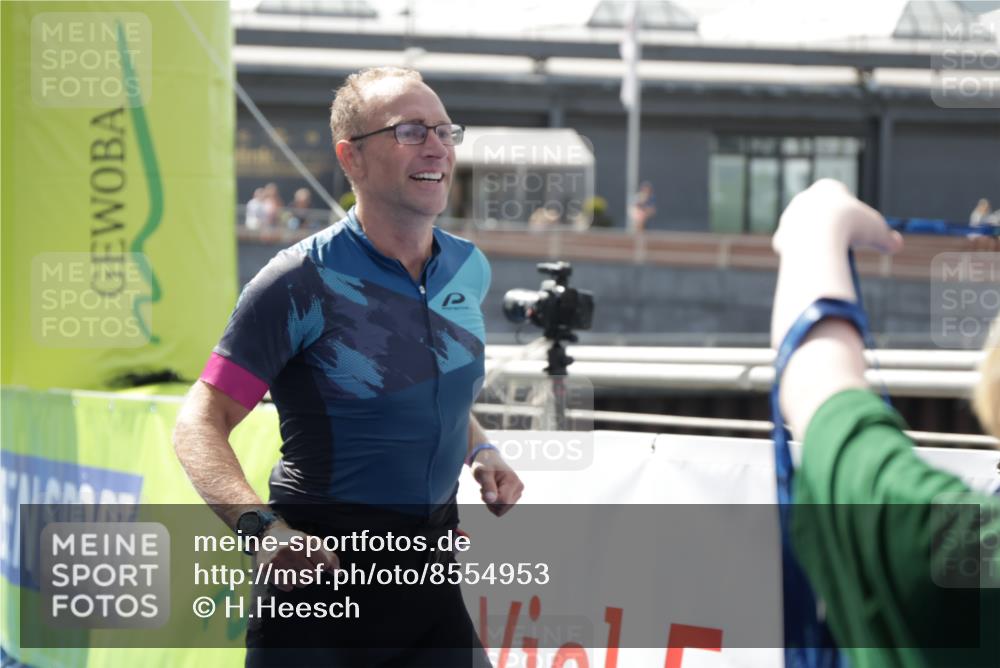 10.08.2025 - GEWOBA Citytriathlon Bremen H.Heesch http://msf.ph/oto/8554953 10.08.2025 14:14:08 Ziel 834 meine-sportfotos.de