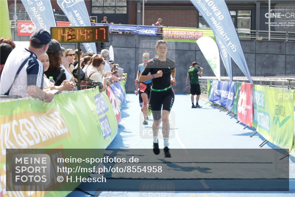 10.08.2025 - GEWOBA Citytriathlon Bremen H.Heesch http://msf.ph/oto/8554958 10.08.2025 14:14:20 Ziel 552, 852, 940 meine-sportfotos.de