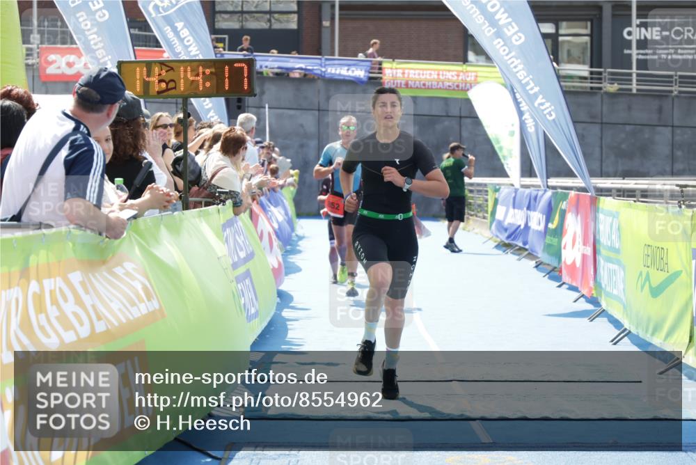 10.08.2025 - GEWOBA Citytriathlon Bremen H.Heesch http://msf.ph/oto/8554962 10.08.2025 14:14:21 Ziel 552, 852, 940 meine-sportfotos.de