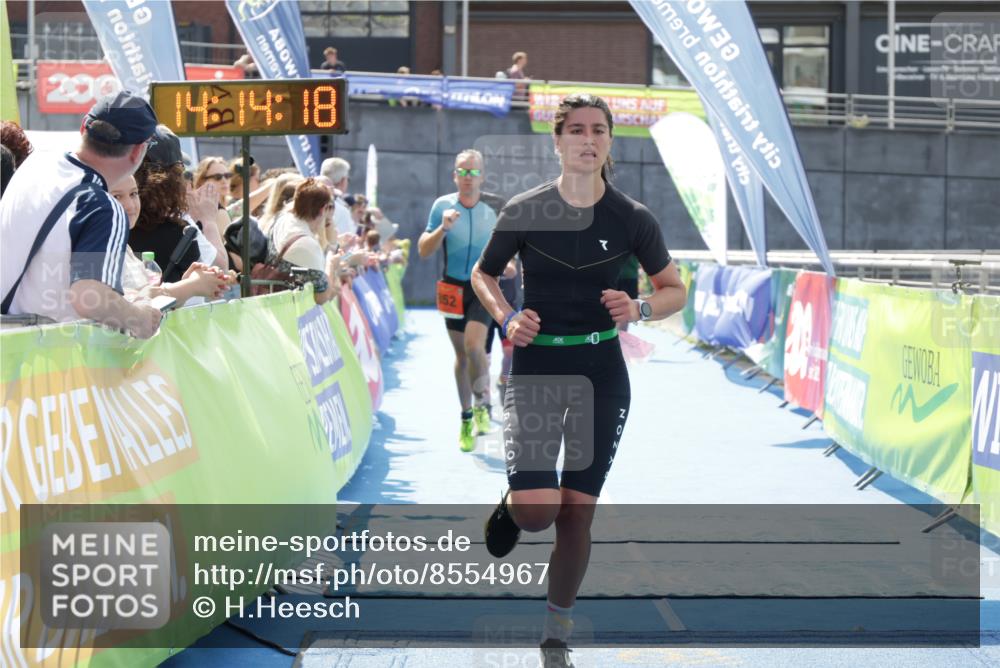 10.08.2025 - GEWOBA Citytriathlon Bremen H.Heesch http://msf.ph/oto/8554967 10.08.2025 14:14:21 Ziel 552, 852, 940 meine-sportfotos.de