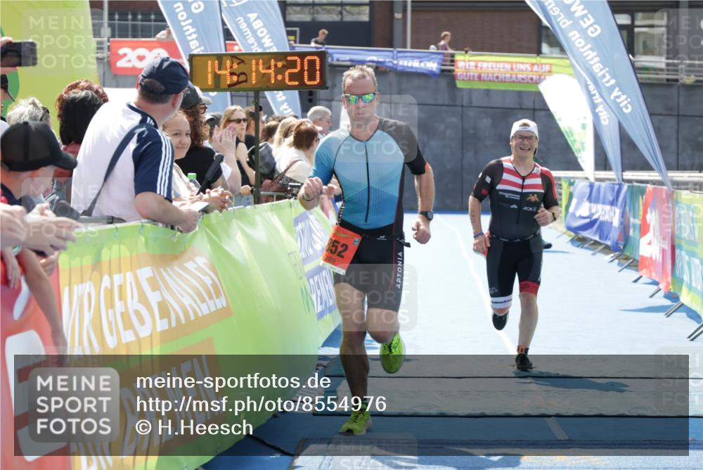 10.08.2025 - GEWOBA Citytriathlon Bremen H.Heesch http://msf.ph/oto/8554976 10.08.2025 14:14:23 Ziel 552, 852, 940 meine-sportfotos.de
