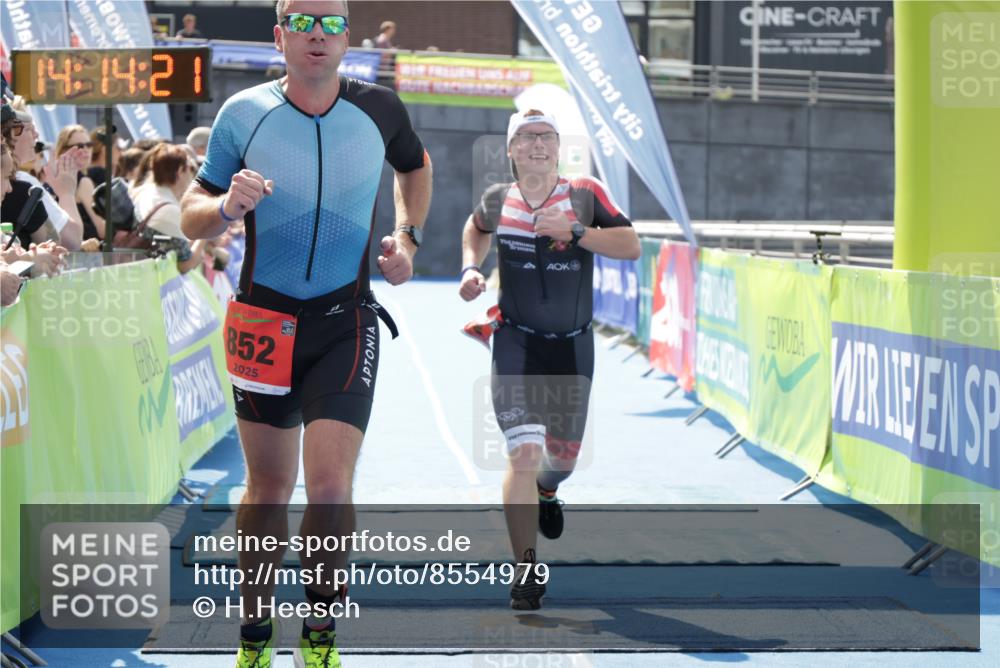 10.08.2025 - GEWOBA Citytriathlon Bremen H.Heesch http://msf.ph/oto/8554979 10.08.2025 14:14:24 Ziel 552, 852, 940 meine-sportfotos.de