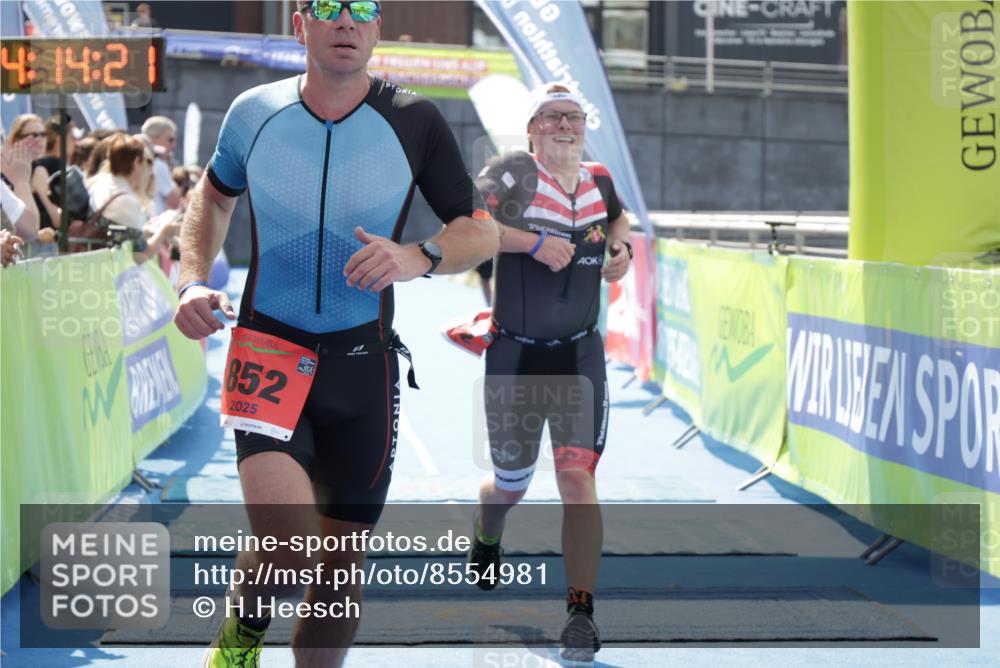 10.08.2025 - GEWOBA Citytriathlon Bremen H.Heesch http://msf.ph/oto/8554981 10.08.2025 14:14:25 Ziel 552, 852, 940 meine-sportfotos.de