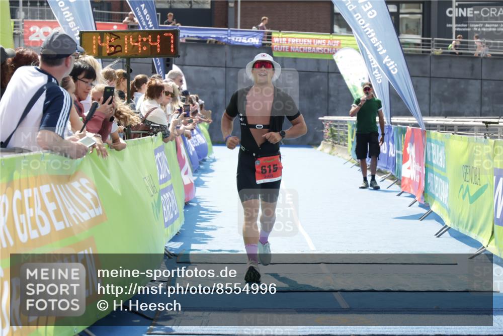 10.08.2025 - GEWOBA Citytriathlon Bremen H.Heesch http://msf.ph/oto/8554996 10.08.2025 14:14:50 Ziel 615, 826 meine-sportfotos.de