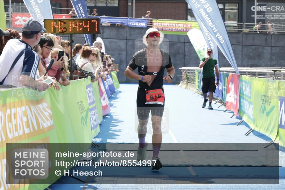 10.08.2025 - GEWOBA Citytriathlon Bremen H.Heesch http://msf.ph/oto/8554997 10.08.2025 14:14:50 Ziel 615, 826 meine-sportfotos.de
