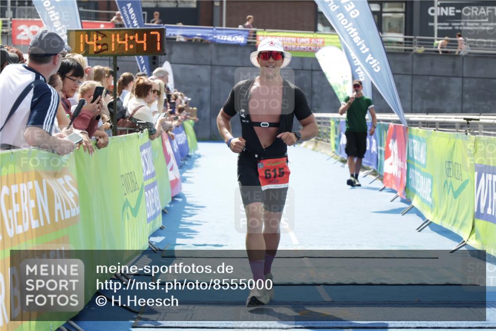 10.08.2025 - GEWOBA Citytriathlon Bremen H.Heesch http://msf.ph/oto/8555000 10.08.2025 14:14:51 Ziel 615, 826 meine-sportfotos.de