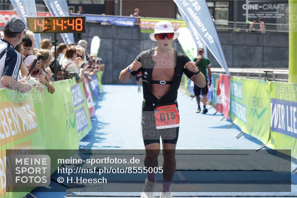 10.08.2025 - GEWOBA Citytriathlon Bremen H.Heesch http://msf.ph/oto/8555005 10.08.2025 14:14:51 Ziel 615, 826 meine-sportfotos.de