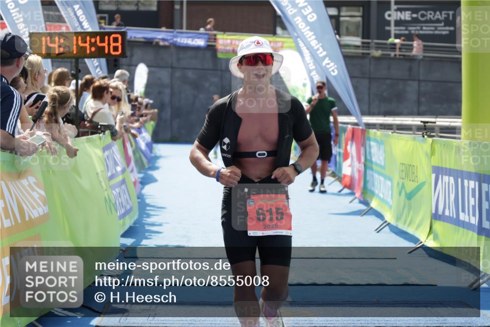 10.08.2025 - GEWOBA Citytriathlon Bremen H.Heesch http://msf.ph/oto/8555008 10.08.2025 14:14:52 Ziel 615, 826 meine-sportfotos.de