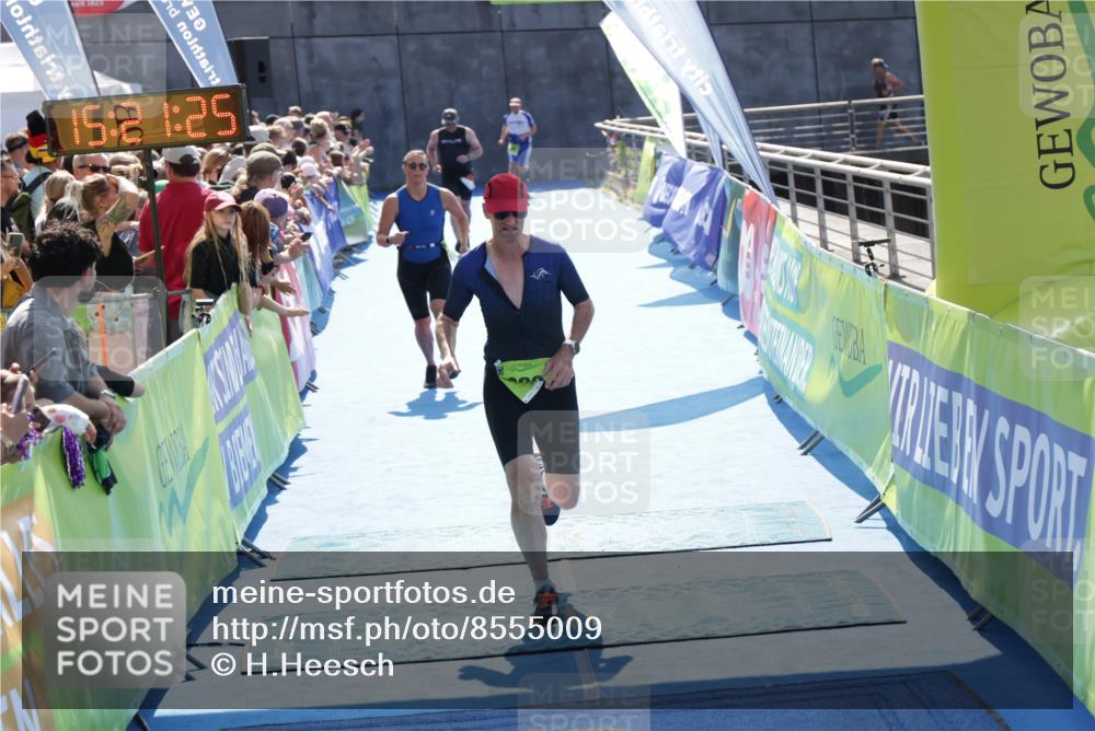 10.08.2025 - GEWOBA Citytriathlon Bremen H.Heesch http://msf.ph/oto/8555009 10.08.2025 15:21:29 Ziel 58, 242, 289, 484 meine-sportfotos.de