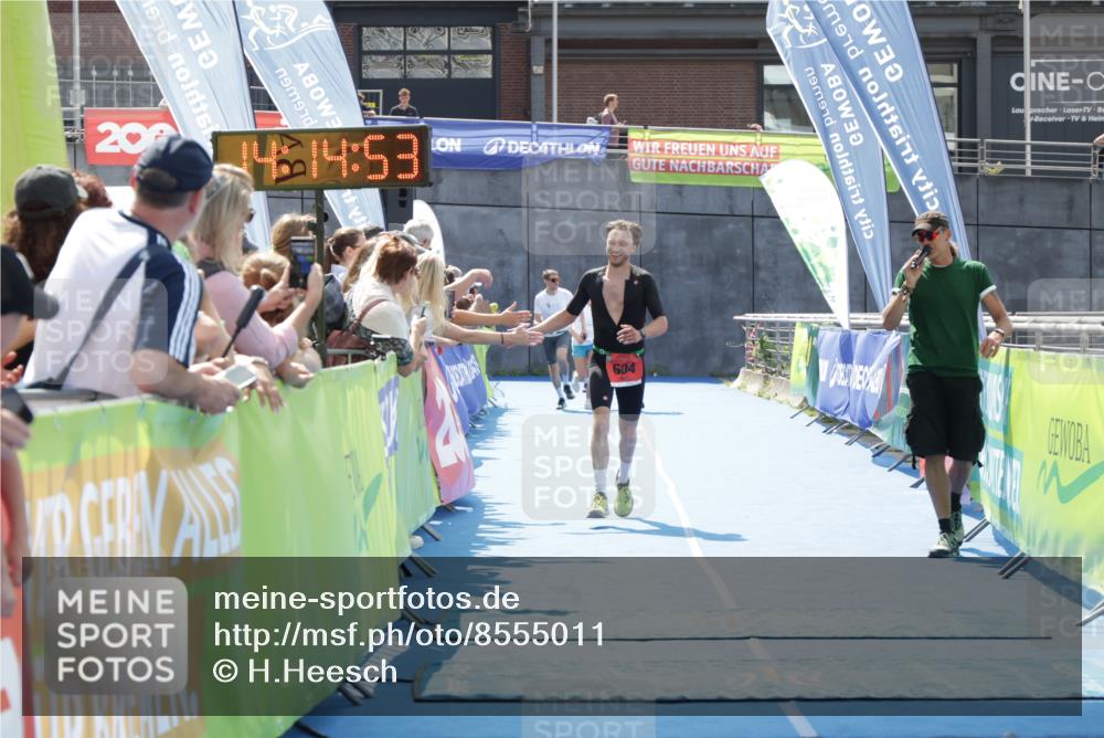 10.08.2025 - GEWOBA Citytriathlon Bremen H.Heesch http://msf.ph/oto/8555011 10.08.2025 14:14:57 Ziel 604, 615 meine-sportfotos.de