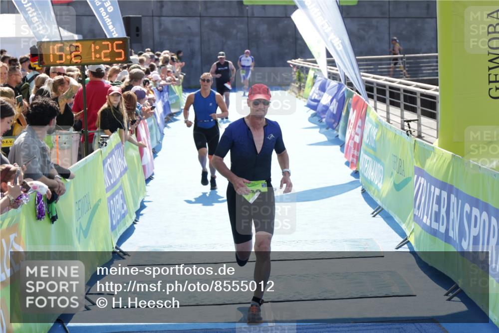 10.08.2025 - GEWOBA Citytriathlon Bremen H.Heesch http://msf.ph/oto/8555012 10.08.2025 15:21:29 Ziel 58, 242, 289, 484 meine-sportfotos.de