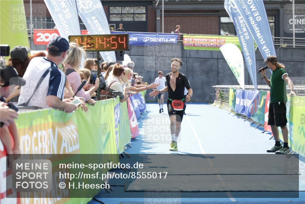 10.08.2025 - GEWOBA Citytriathlon Bremen H.Heesch http://msf.ph/oto/8555017 10.08.2025 14:14:58 Ziel 604, 1029 meine-sportfotos.de