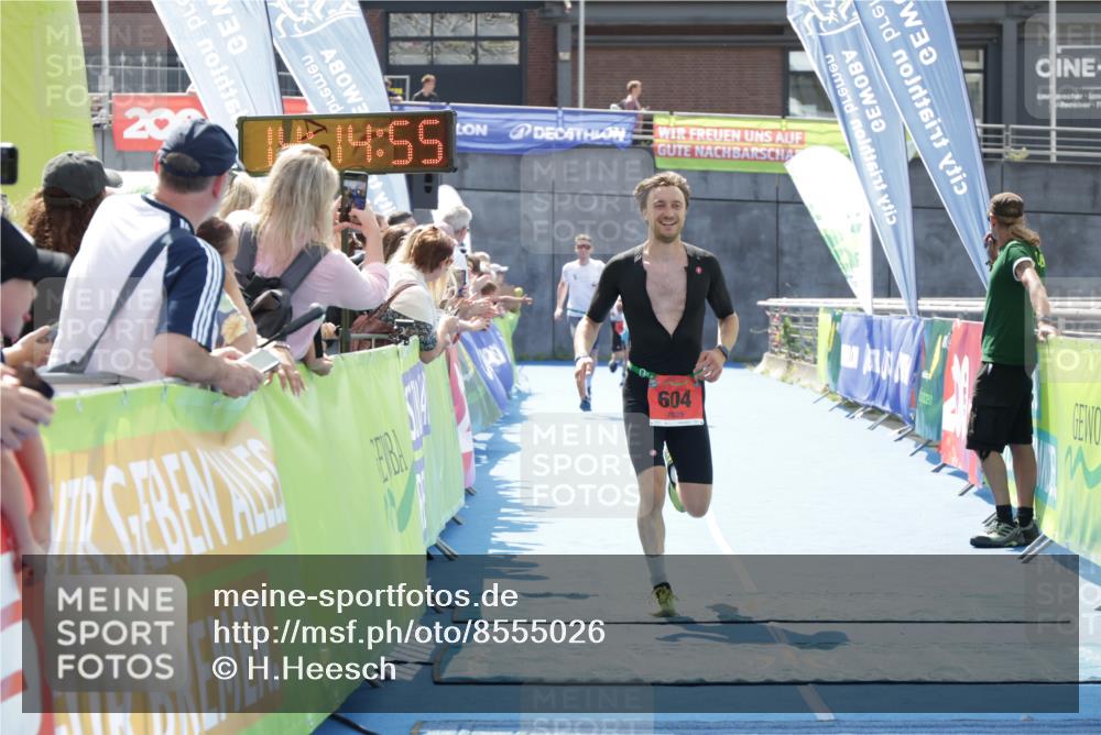 10.08.2025 - GEWOBA Citytriathlon Bremen H.Heesch http://msf.ph/oto/8555026 10.08.2025 14:14:59 Ziel 604, 1029 meine-sportfotos.de