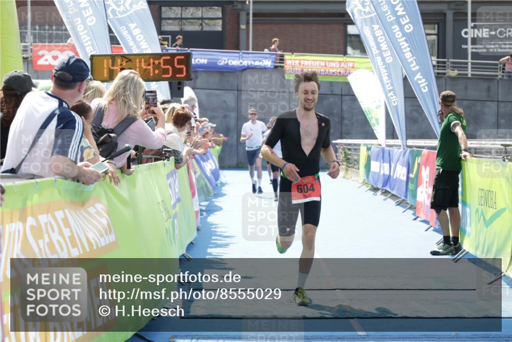 10.08.2025 - GEWOBA Citytriathlon Bremen H.Heesch http://msf.ph/oto/8555029 10.08.2025 14:14:59 Ziel 604, 1029 meine-sportfotos.de
