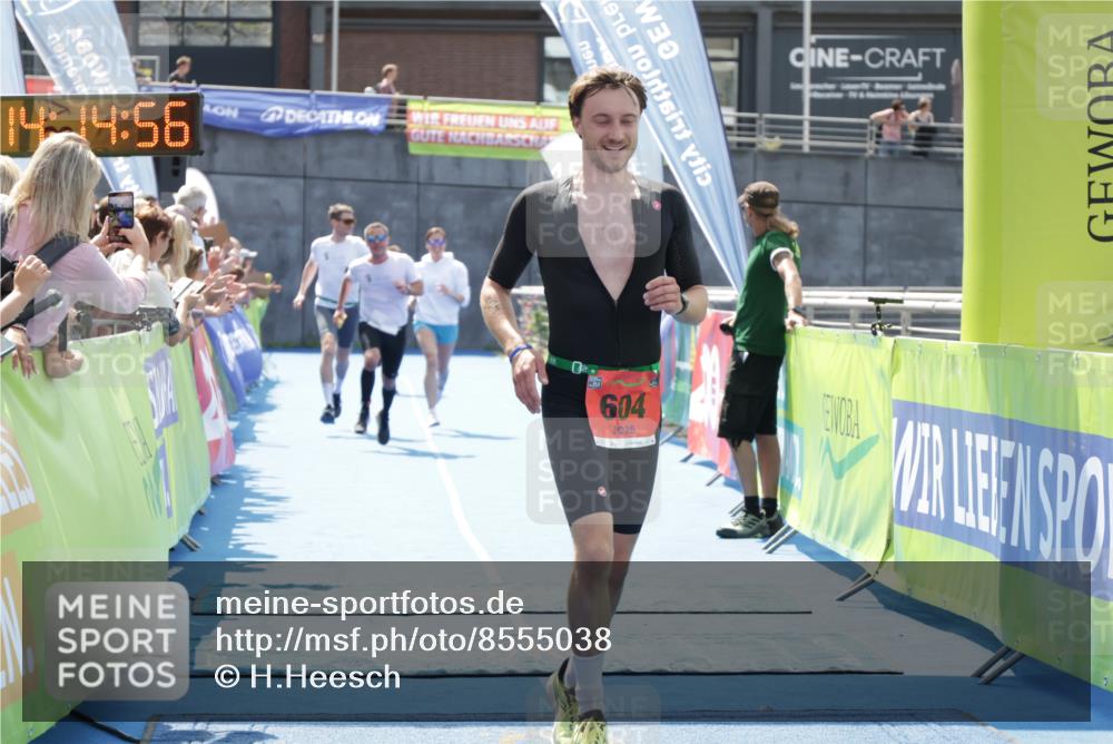 10.08.2025 - GEWOBA Citytriathlon Bremen H.Heesch http://msf.ph/oto/8555038 10.08.2025 14:15:00 Ziel 604, 1029 meine-sportfotos.de