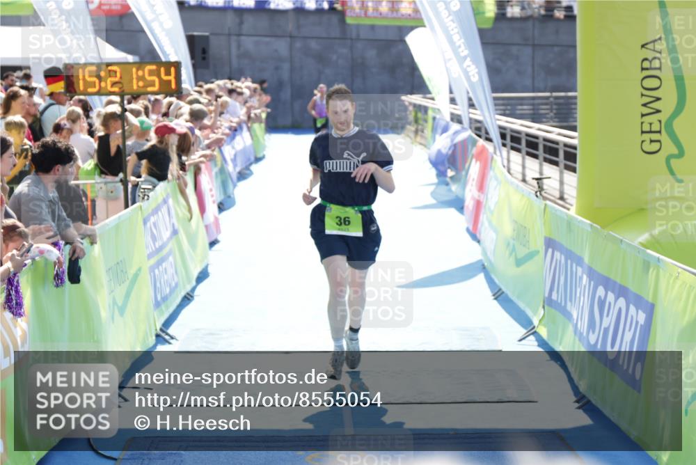 10.08.2025 - GEWOBA Citytriathlon Bremen H.Heesch http://msf.ph/oto/8555054 10.08.2025 15:21:58 Ziel 36 meine-sportfotos.de