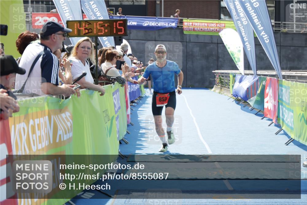 10.08.2025 - GEWOBA Citytriathlon Bremen H.Heesch http://msf.ph/oto/8555087 10.08.2025 14:15:18 Ziel 859 meine-sportfotos.de