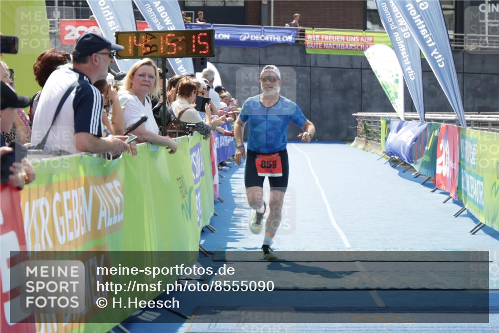 10.08.2025 - GEWOBA Citytriathlon Bremen H.Heesch http://msf.ph/oto/8555090 10.08.2025 14:15:19 Ziel 859 meine-sportfotos.de