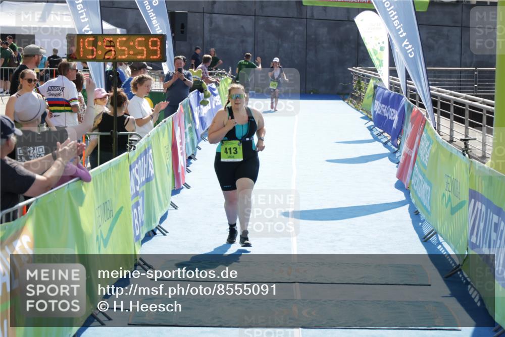 10.08.2025 - GEWOBA Citytriathlon Bremen H.Heesch http://msf.ph/oto/8555091 10.08.2025 15:56:03 Ziel 413 meine-sportfotos.de