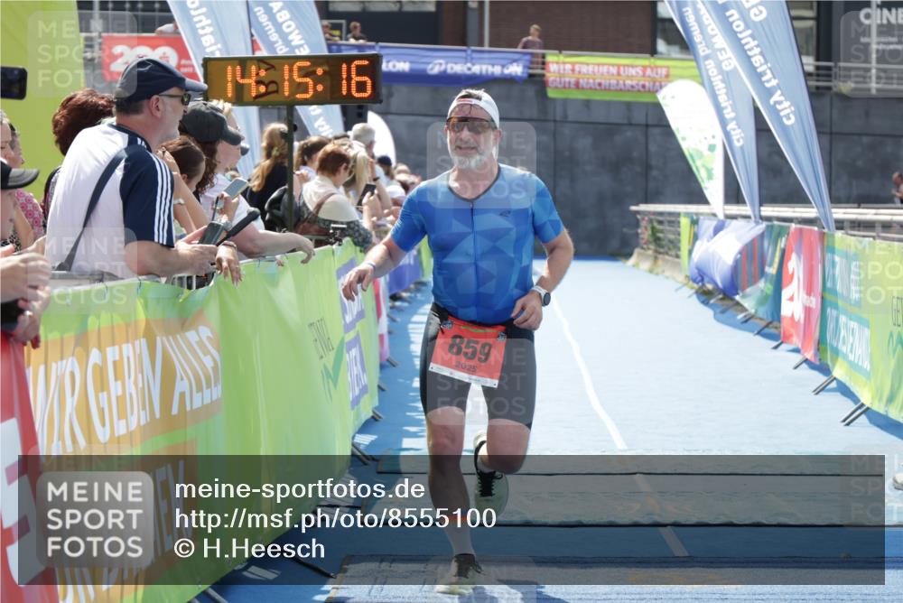 10.08.2025 - GEWOBA Citytriathlon Bremen H.Heesch http://msf.ph/oto/8555100 10.08.2025 14:15:20 Ziel 859 meine-sportfotos.de