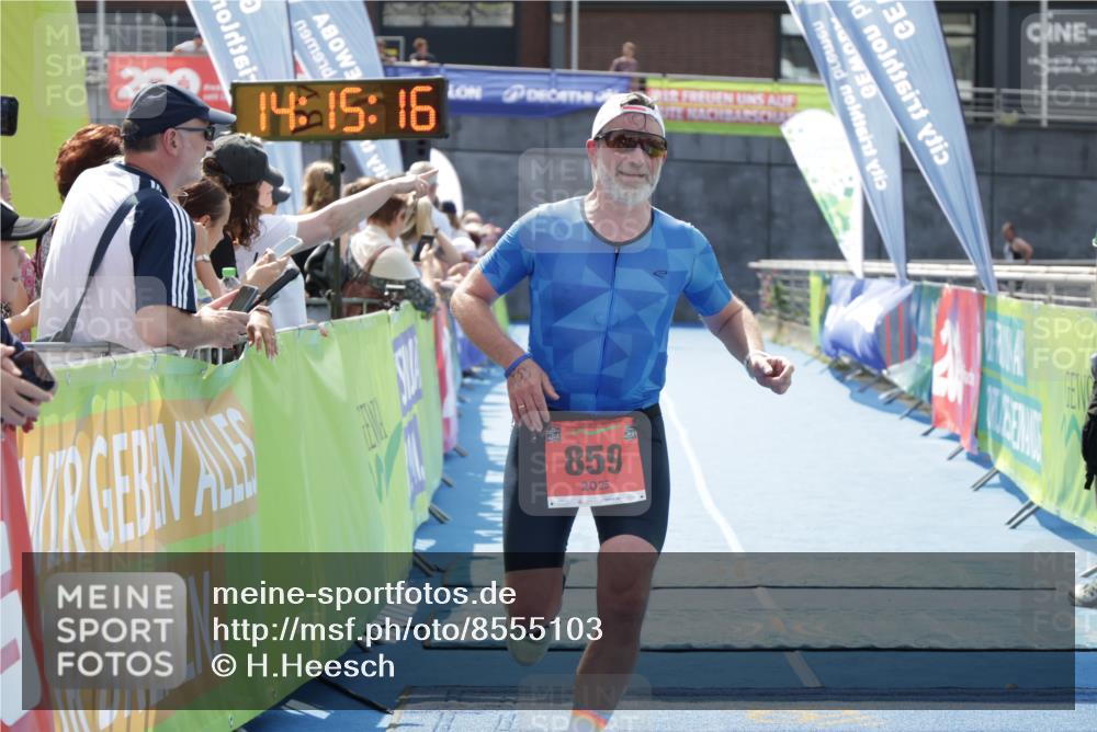 10.08.2025 - GEWOBA Citytriathlon Bremen H.Heesch http://msf.ph/oto/8555103 10.08.2025 14:15:20 Ziel 859 meine-sportfotos.de