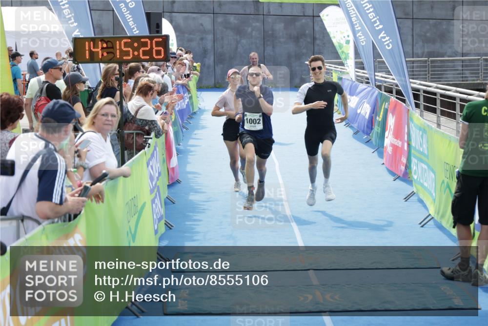 10.08.2025 - GEWOBA Citytriathlon Bremen H.Heesch http://msf.ph/oto/8555106 10.08.2025 14:15:29 Ziel 1002 meine-sportfotos.de