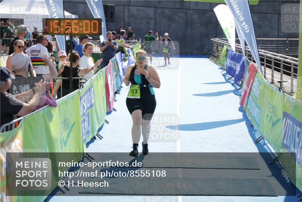 10.08.2025 - GEWOBA Citytriathlon Bremen H.Heesch http://msf.ph/oto/8555108 10.08.2025 15:56:04 Ziel 413 meine-sportfotos.de