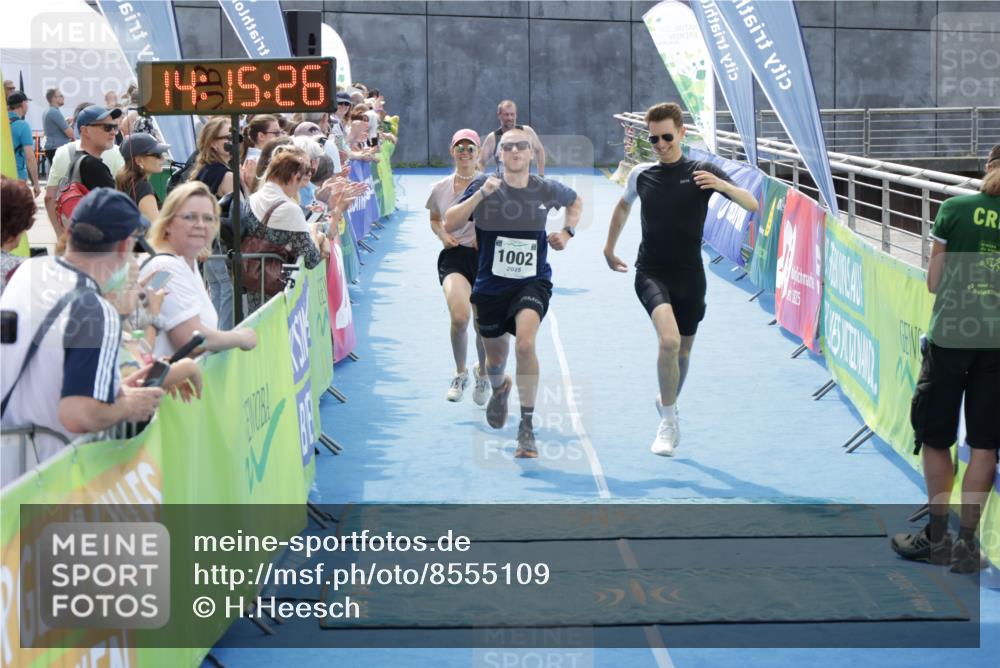 10.08.2025 - GEWOBA Citytriathlon Bremen H.Heesch http://msf.ph/oto/8555109 10.08.2025 14:15:30 Ziel 833, 1002 meine-sportfotos.de