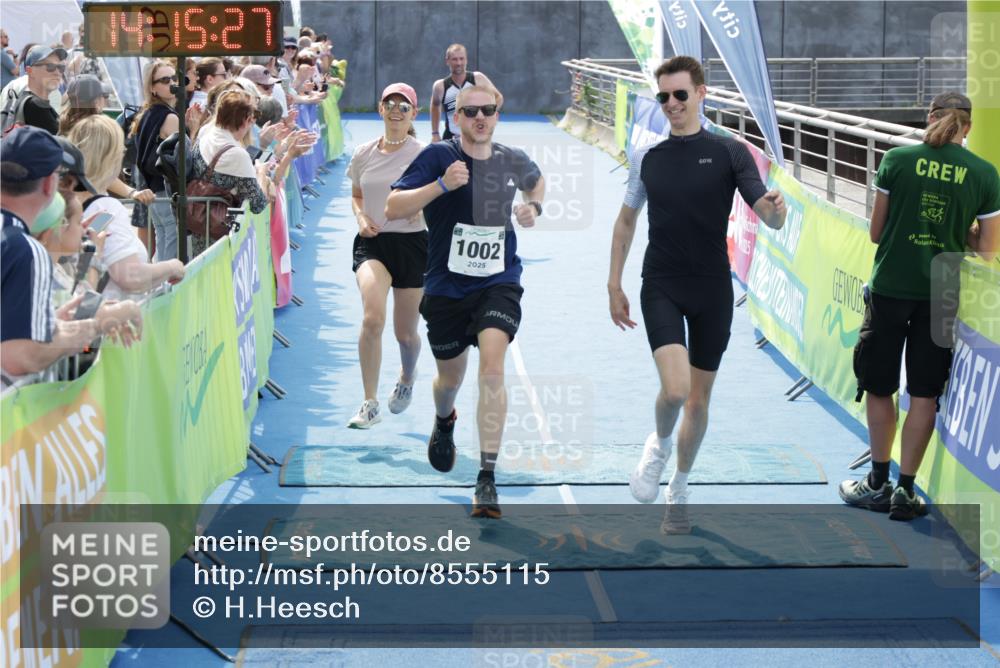 10.08.2025 - GEWOBA Citytriathlon Bremen H.Heesch http://msf.ph/oto/8555115 10.08.2025 14:15:30 Ziel 833, 1002 meine-sportfotos.de