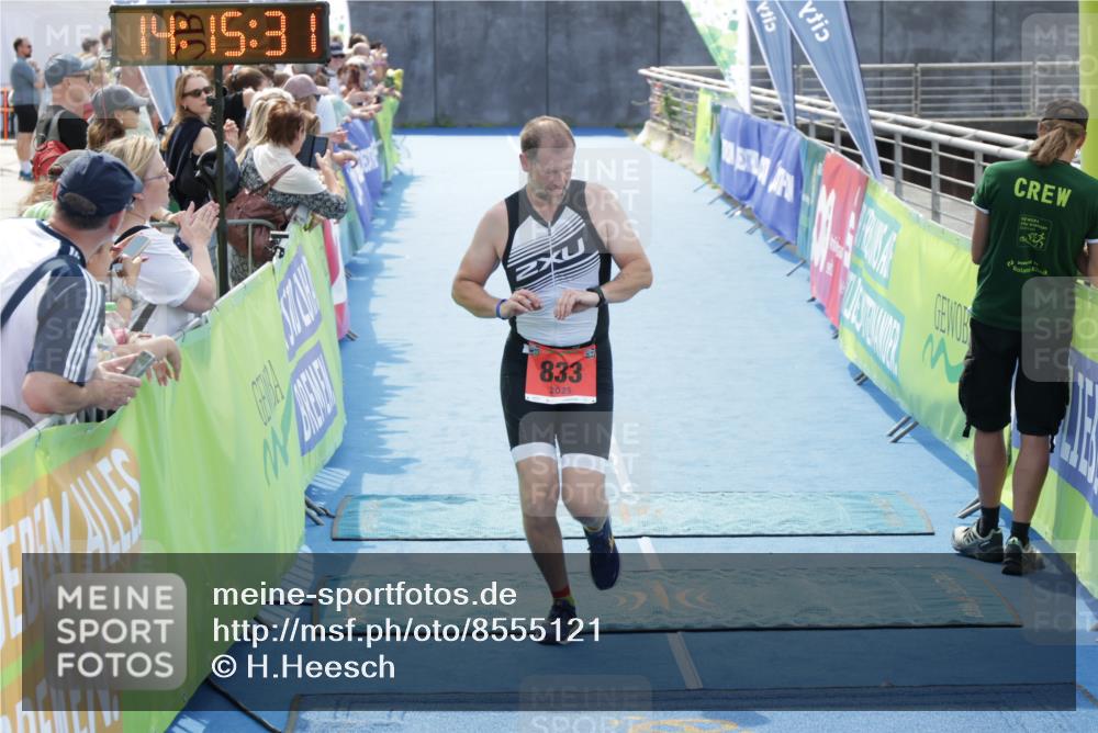 10.08.2025 - GEWOBA Citytriathlon Bremen H.Heesch http://msf.ph/oto/8555121 10.08.2025 14:15:34 Ziel 833, 1002 meine-sportfotos.de