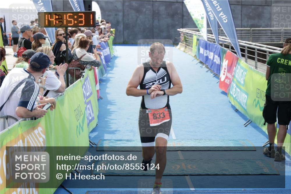10.08.2025 - GEWOBA Citytriathlon Bremen H.Heesch http://msf.ph/oto/8555124 10.08.2025 14:15:35 Ziel 833, 1002 meine-sportfotos.de