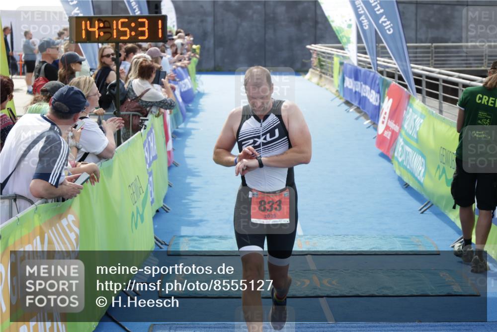 10.08.2025 - GEWOBA Citytriathlon Bremen H.Heesch http://msf.ph/oto/8555127 10.08.2025 14:15:35 Ziel 833, 1002 meine-sportfotos.de