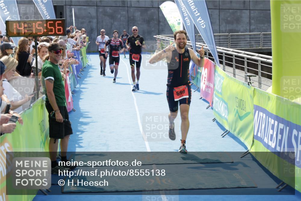 10.08.2025 - GEWOBA Citytriathlon Bremen H.Heesch http://msf.ph/oto/8555138 10.08.2025 14:16:00 Ziel 555, 687, 699, 820 meine-sportfotos.de