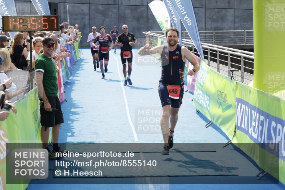 10.08.2025 - GEWOBA Citytriathlon Bremen H.Heesch http://msf.ph/oto/8555140 10.08.2025 14:16:00 Ziel 555, 687, 699, 820 meine-sportfotos.de