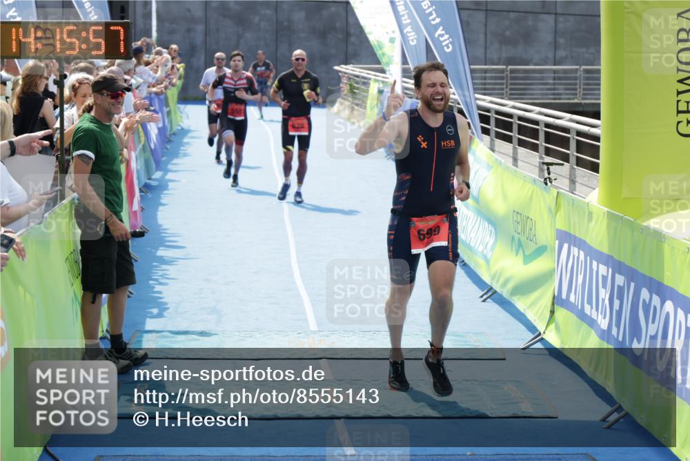 10.08.2025 - GEWOBA Citytriathlon Bremen H.Heesch http://msf.ph/oto/8555143 10.08.2025 14:16:01 Ziel 555, 687, 699, 783, 820 meine-sportfotos.de