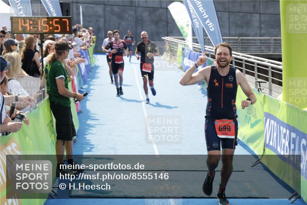10.08.2025 - GEWOBA Citytriathlon Bremen H.Heesch http://msf.ph/oto/8555146 10.08.2025 14:16:01 Ziel 555, 687, 699, 783, 820 meine-sportfotos.de