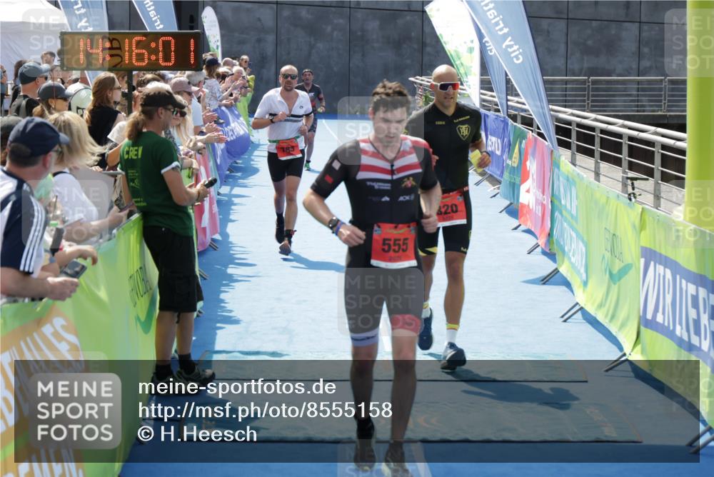 10.08.2025 - GEWOBA Citytriathlon Bremen H.Heesch http://msf.ph/oto/8555158 10.08.2025 14:16:04 Ziel 555, 687, 699, 783, 820 meine-sportfotos.de
