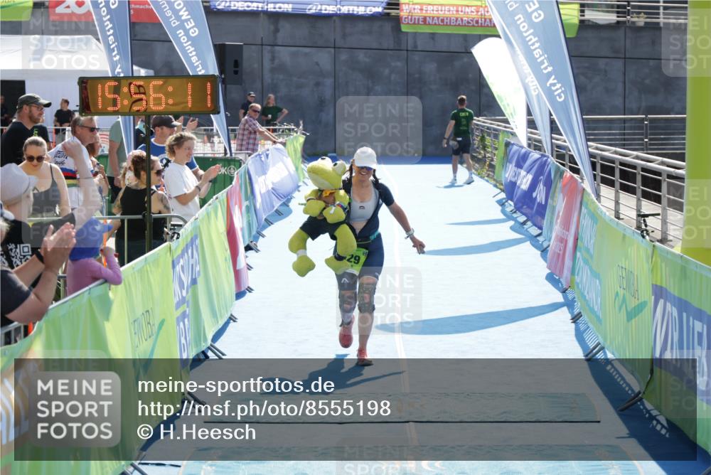 10.08.2025 - GEWOBA Citytriathlon Bremen H.Heesch http://msf.ph/oto/8555198 10.08.2025 15:56:15 Ziel 529 meine-sportfotos.de