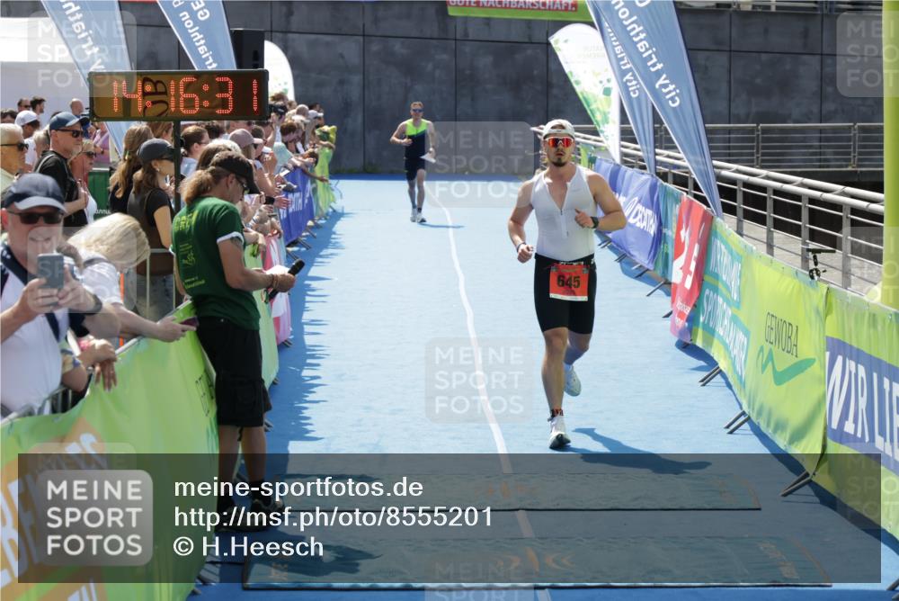 10.08.2025 - GEWOBA Citytriathlon Bremen H.Heesch http://msf.ph/oto/8555201 10.08.2025 14:16:34 Ziel 635, 645 meine-sportfotos.de