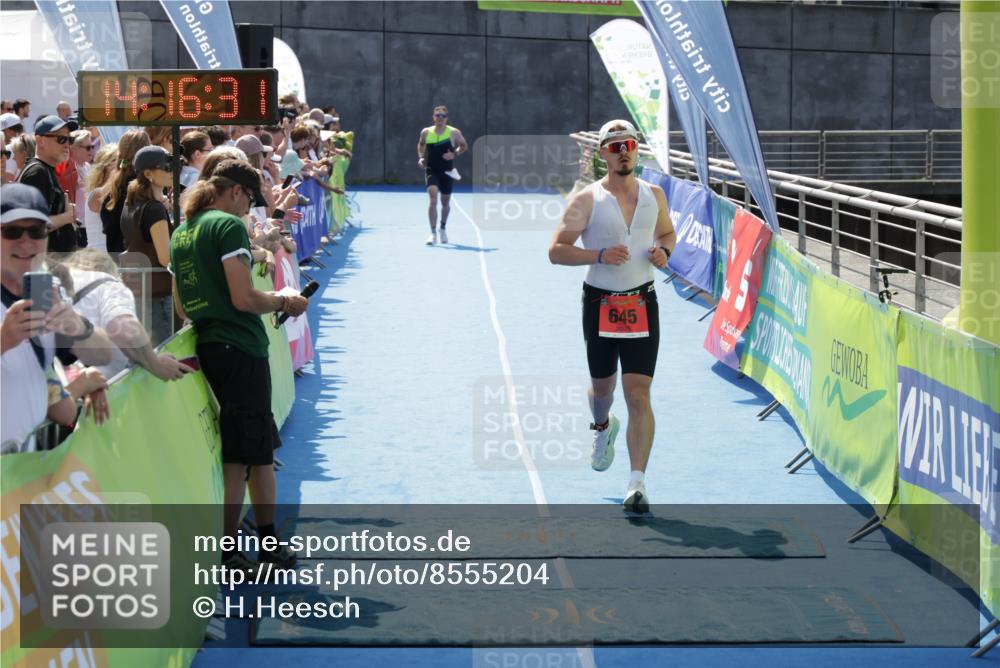 10.08.2025 - GEWOBA Citytriathlon Bremen H.Heesch http://msf.ph/oto/8555204 10.08.2025 14:16:34 Ziel 635, 645 meine-sportfotos.de