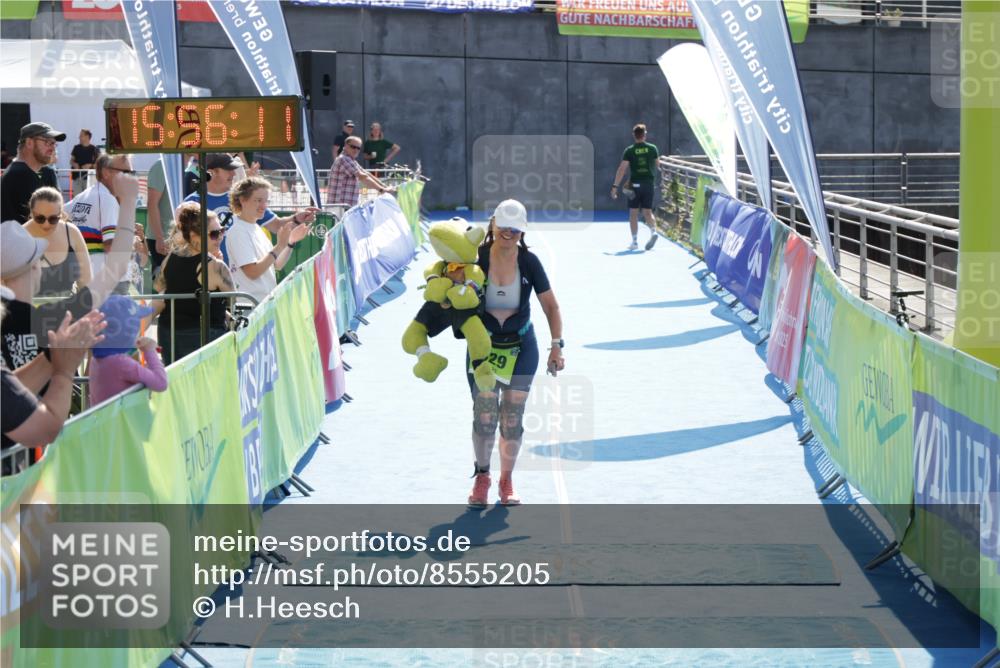 10.08.2025 - GEWOBA Citytriathlon Bremen H.Heesch http://msf.ph/oto/8555205 10.08.2025 15:56:15 Ziel 529 meine-sportfotos.de
